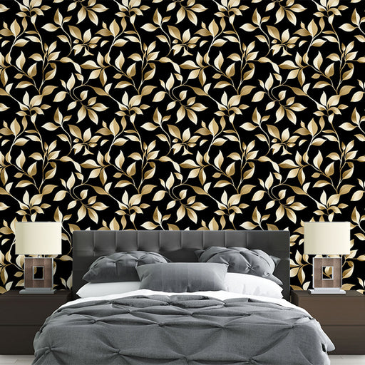 Une chambre moderne avec un papier peint floral noir et doré, aux motifs de feuilles élégantes, créant une ambiance sophistiquée et chaleureuse.