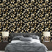 Une chambre moderne avec un papier peint floral noir et doré, aux motifs de feuilles élégantes, créant une ambiance sophistiquée et chaleureuse.