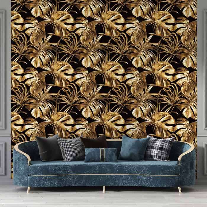 Un salon élégant avec un papier peint tropical noir et doré présentant de grandes feuilles exotiques, créant une atmosphère luxueuse et chaleureuse.