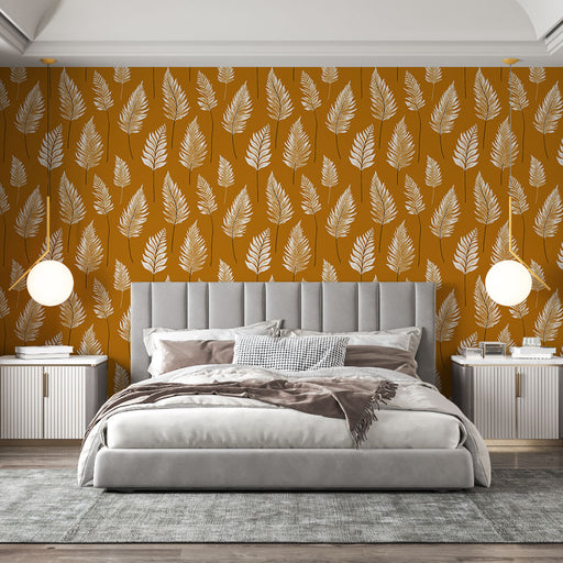 Une chambre moderne avec un papier peint ocre aux motifs de feuilles blanches, créant une ambiance chaleureuse et naturelle.