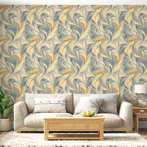Un salon lumineux avec un papier peint aux motifs de feuilles en relief dans des teintes de bleu, crème et doré, créant une ambiance élégante et chaleureuse.