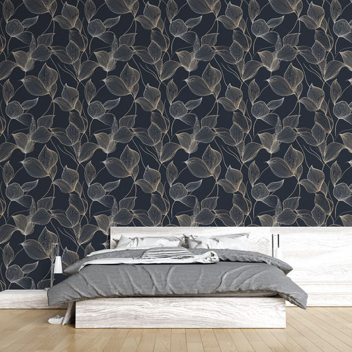 Une chambre moderne avec un papier peint floral bleu nuit aux motifs délicats de feuilles dorées, créant une atmosphère élégante et apaisante.