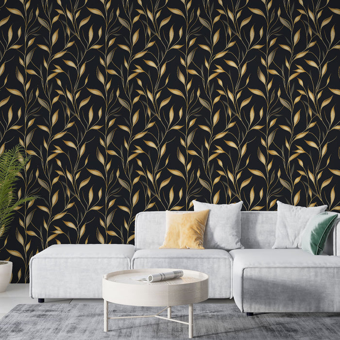 Un salon moderne avec un papier peint noir orné de motifs de feuilles dorées, créant une ambiance élégante et sophistiquée.