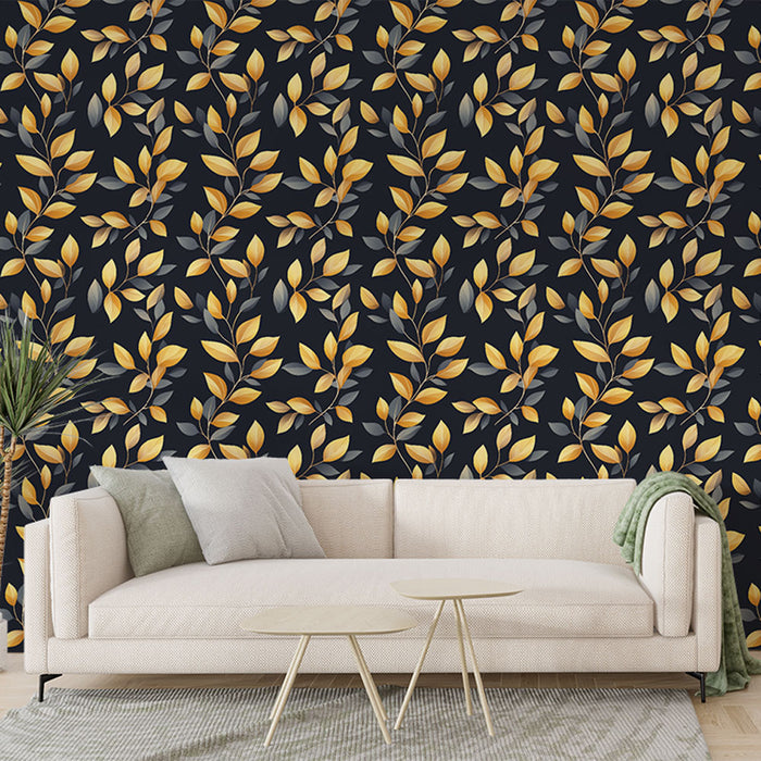 Un salon moderne avec un papier peint floral aux motifs de feuilles dorées et grises sur fond noir, créant une ambiance élégante et chaleureuse.