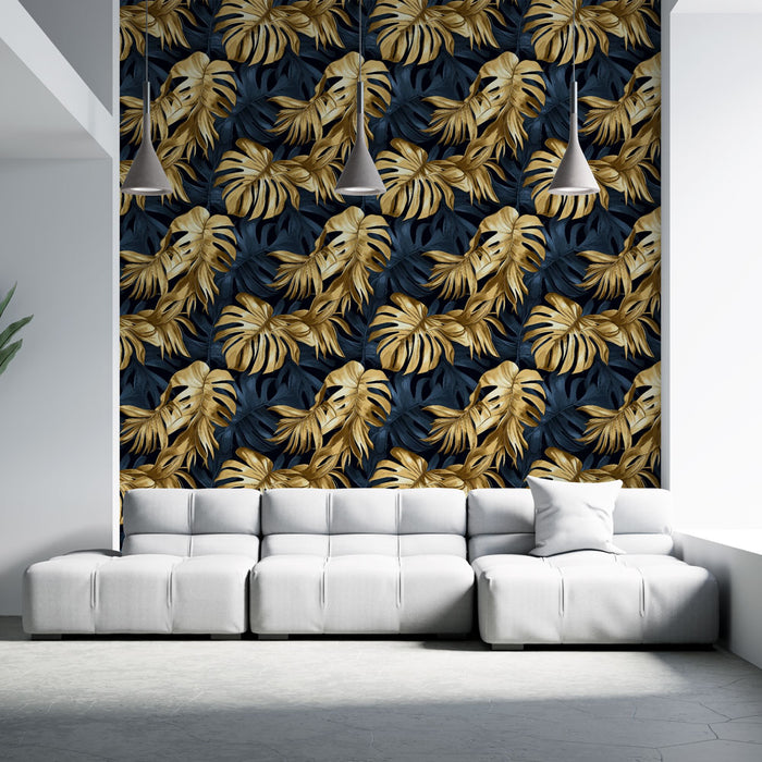 Un salon contemporain avec un papier peint tropical aux feuilles dorées et bleu marine, créant une ambiance élégante et vivante.