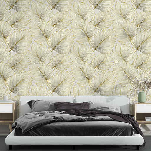 Une chambre élégante avec un papier peint floral beige et doré représentant de grandes feuilles délicates, créant une atmosphère apaisante et naturelle.