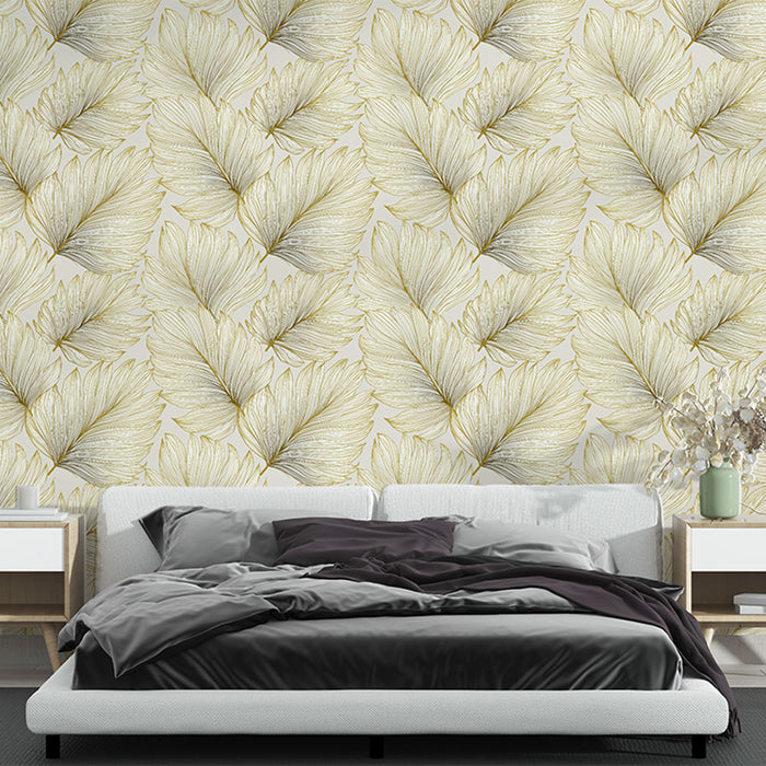 Une chambre élégante avec un papier peint floral beige et doré représentant de grandes feuilles délicates, créant une atmosphère apaisante et naturelle.