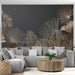 Un salon moderne avec un papier peint tropical noir orné de motifs de feuilles dorées, créant une ambiance élégante et chaleureuse.