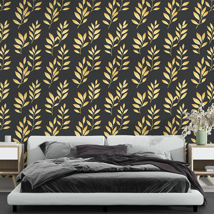 Une chambre moderne avec un papier peint noir orné de délicates feuilles dorées, créant une ambiance élégante et chaleureuse.