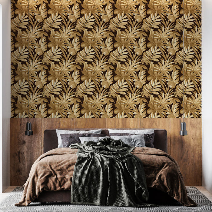 Une chambre élégante avec un papier peint tropical aux motifs de feuilles dorées sur fond marron, créant une atmosphère chaleureuse et accueillante.