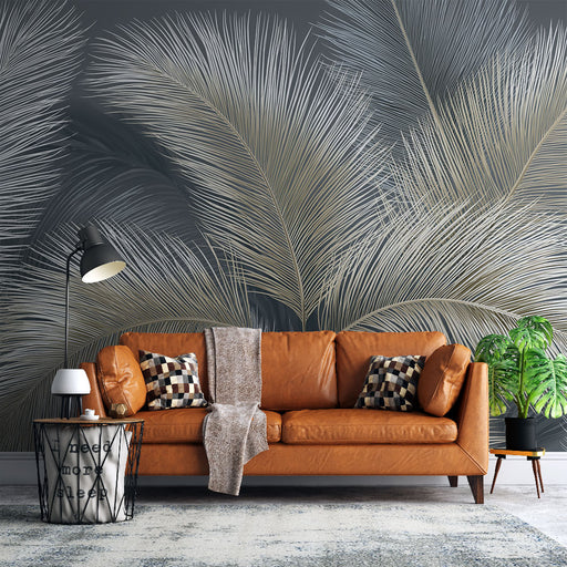 Un salon moderne avec un papier peint tropical représentant de grandes feuilles de palmier dorées sur fond gris, créant une atmosphère élégante et apaisante.