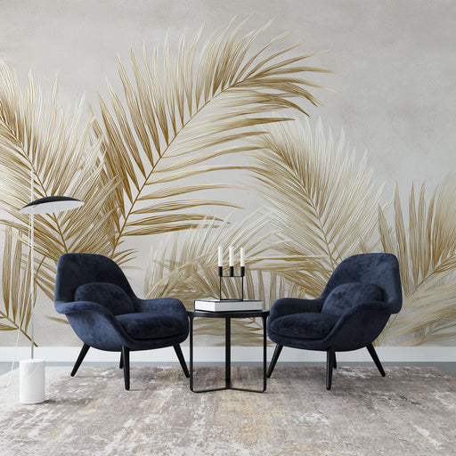 Une salle de séjour contemporaine avec un papier peint représentant de grandes feuilles de palmier dorées sur un fond neutre, créant une ambiance élégante et apaisante.