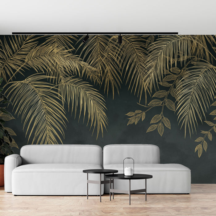 Un salon contemporain avec un papier peint tropical noir orné de grandes feuilles dorées, créant une atmosphère élégante et chaleureuse.