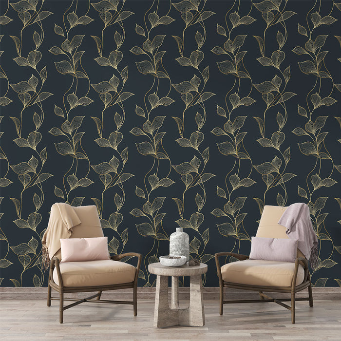 Une pièce de vie élégante avec un papier peint floral noir orné de motifs de feuilles dorées, créant une ambiance sophistiquée et chaleureuse.