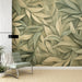 Une pièce moderne avec un papier peint aux motifs de feuilles délicates dans des teintes vertes et crème, créant une ambiance apaisante et naturelle.
