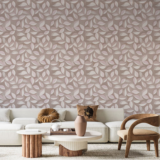 Un salon élégant avec un papier peint aux motifs de feuilles délicates dans des teintes douces de rose et beige, créant une ambiance apaisante et chaleureuse.