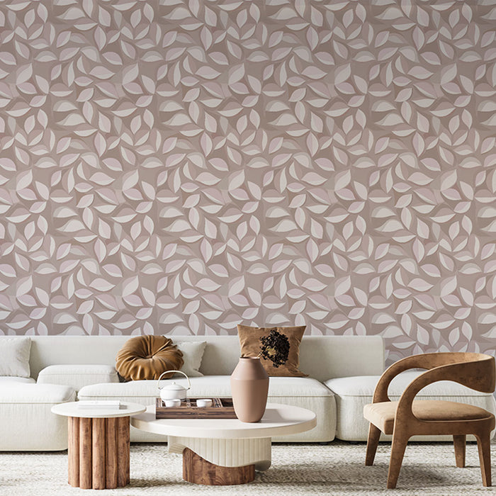 Un salon élégant avec un papier peint aux motifs de feuilles délicates dans des teintes douces de rose et beige, créant une ambiance apaisante et chaleureuse.