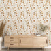 Une pièce moderne avec un papier peint floral crème et beige aux motifs délicats de feuilles, créant une atmosphère chaleureuse et apaisante.
