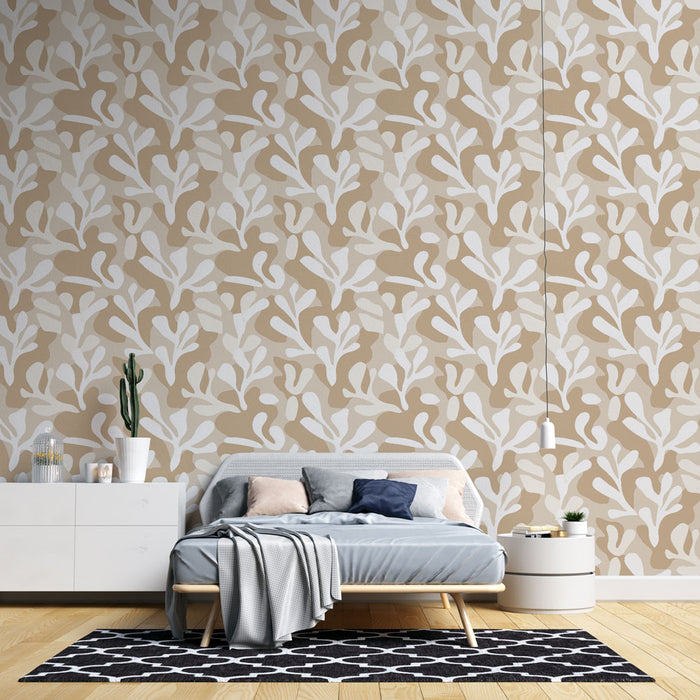 Une chambre moderne avec un papier peint aux motifs organiques blancs sur fond beige, créant une atmosphère douce et apaisante.