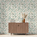 Une pièce moderne avec un papier peint aux motifs de feuilles délicates dans des teintes vertes et beige, créant une ambiance naturelle et apaisante.