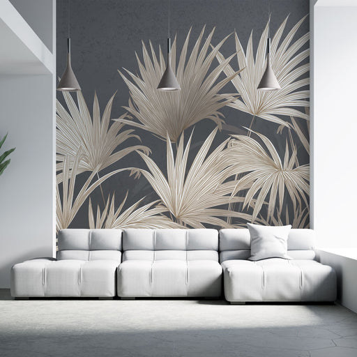 Un salon contemporain avec un papier peint représentant de grandes feuilles de palmier en relief sur fond gris, créant une ambiance élégante et apaisante.