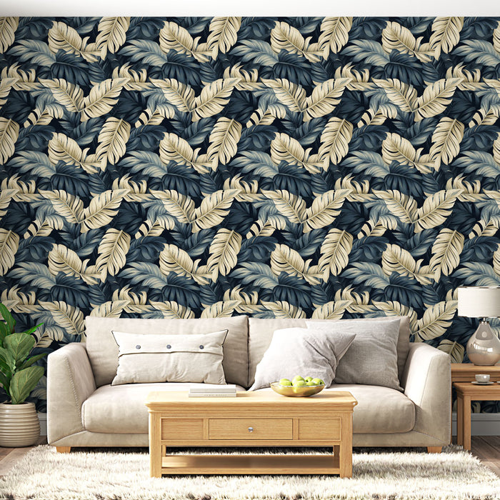 Un salon lumineux avec un papier peint tropical aux grandes feuilles dans des teintes de bleu et beige, créant une atmosphère apaisante et élégante.
