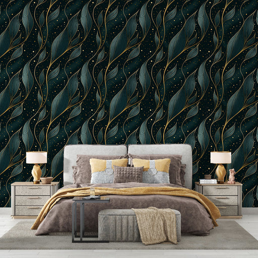 Une chambre élégante avec un papier peint aux motifs de feuilles stylisées en vert et doré sur fond noir, créant une ambiance sophistiquée et apaisante.