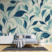 Papier peint élégant avec feuillage stylisé en nuances de bleu sur fond clair pour salon moderne