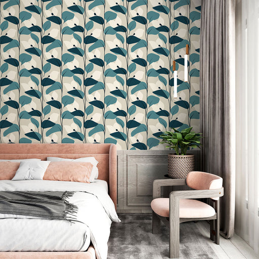 Une chambre moderne avec un papier peint aux motifs de feuilles stylisées dans des teintes de vert et beige, créant une atmosphère apaisante et naturelle.
