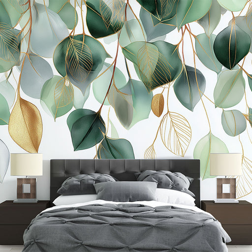 Une chambre élégante avec un papier peint représentant des feuilles délicates aux teintes vertes et dorées, créant une atmosphère apaisante et naturelle.