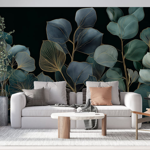 Un salon moderne avec un papier peint botanique aux feuilles délicatement dessinées sur fond noir, créant une atmosphère élégante et apaisante.