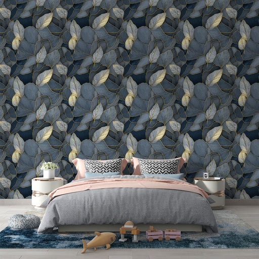 Une chambre élégante avec un papier peint floral bleu nuit aux motifs de feuilles délicates, rehaussées de touches dorées, créant une ambiance apaisante et sophistiquée.