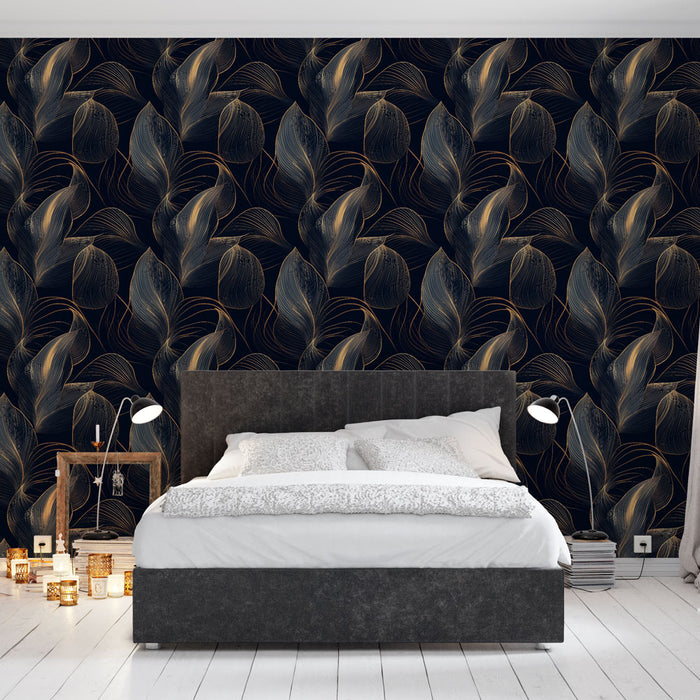 Une chambre moderne avec un papier peint noir orné de motifs de feuilles dorées délicates, créant une atmosphère élégante et chaleureuse.