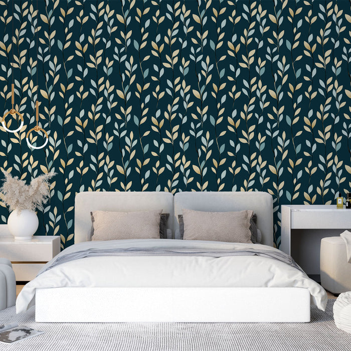 Une chambre moderne avec un papier peint aux motifs de feuilles délicates sur fond bleu foncé, créant une atmosphère apaisante et élégante.