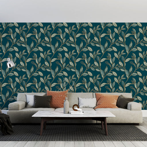 Un salon moderne avec un papier peint floral bleu canard aux motifs de feuilles dorées, créant une ambiance élégante et apaisante.