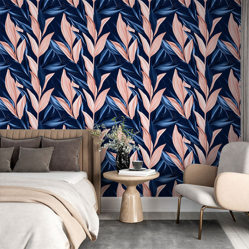 Une chambre moderne avec un papier peint floral bleu nuit et rose, présentant de grandes feuilles stylisées qui créent une atmosphère élégante et apaisante.