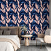 Une chambre moderne avec un papier peint floral bleu nuit et rose, présentant de grandes feuilles stylisées qui créent une atmosphère élégante et apaisante.