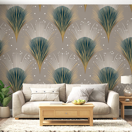 Un salon élégant avec un papier peint aux motifs de plumes stylisées vertes et dorées sur fond taupe, créant une ambiance sophistiquée et chaleureuse.