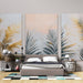 Une chambre moderne avec un papier peint aux motifs de palmiers dorés et gris sur fond pastel, créant une ambiance apaisante et tropicale.