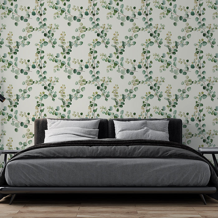 Une chambre moderne avec un papier peint floral aux motifs de feuilles vertes sur fond clair, créant une atmosphère apaisante et naturelle.