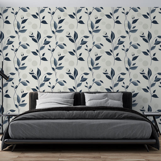 Une chambre moderne avec un papier peint floral bleu marine et beige, orné de feuilles délicates sur un fond clair, créant une atmosphère apaisante et élégante.