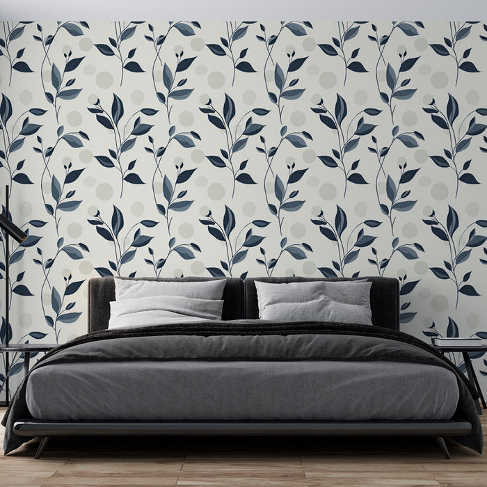 Une chambre moderne avec un papier peint floral bleu marine et beige, orné de feuilles délicates sur un fond clair, créant une atmosphère apaisante et élégante.