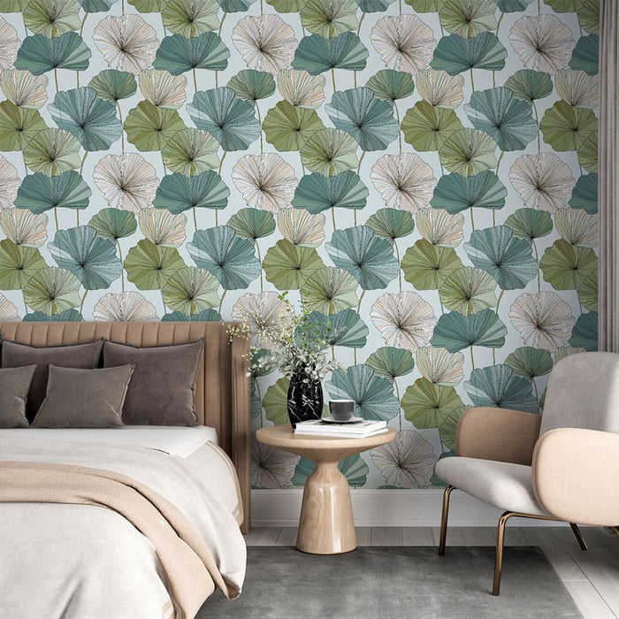 Une chambre élégante avec un papier peint floral aux motifs de grandes feuilles dans des teintes vertes et bleues, créant une atmosphère apaisante et naturelle.