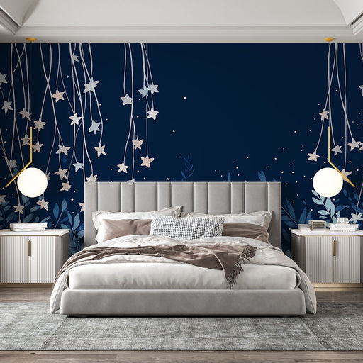 Une chambre élégante avec un papier peint bleu nuit orné de lianes et de feuilles stylisées, créant une atmosphère apaisante et poétique.