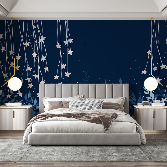 Une chambre élégante avec un papier peint bleu nuit orné de lianes et de feuilles stylisées, créant une atmosphère apaisante et poétique.