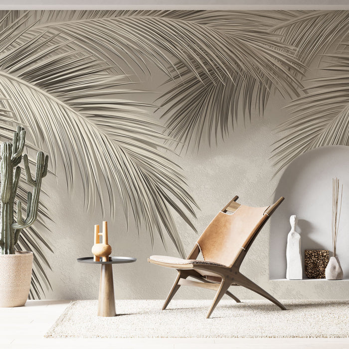 Une pièce lumineuse avec un papier peint représentant de grandes feuilles de palmier en relief sur fond beige, créant une ambiance apaisante et naturelle.