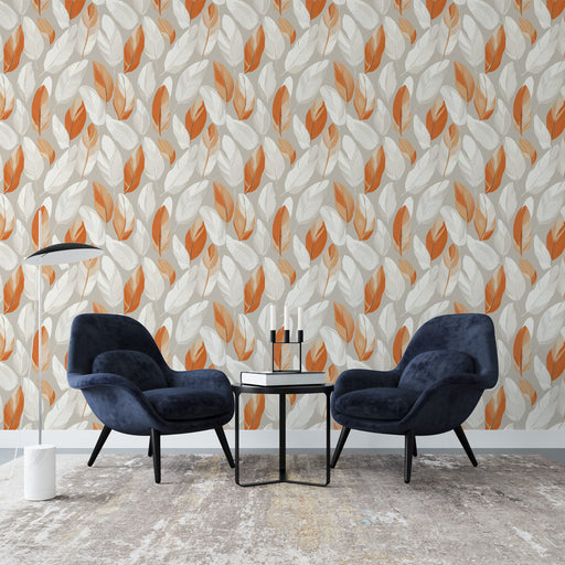 Un salon contemporain avec un papier peint aux motifs de feuilles stylisées en blanc et orange sur fond beige, créant une atmosphère chaleureuse et accueillante.