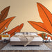 Une chambre moderne avec un papier peint aux grandes feuilles stylisées orange sur fond beige, créant une atmosphère chaleureuse et accueillante.