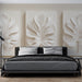 Une chambre moderne avec un papier peint texturé représentant de grandes feuilles blanches sur fond beige, créant une atmosphère apaisante et élégante.