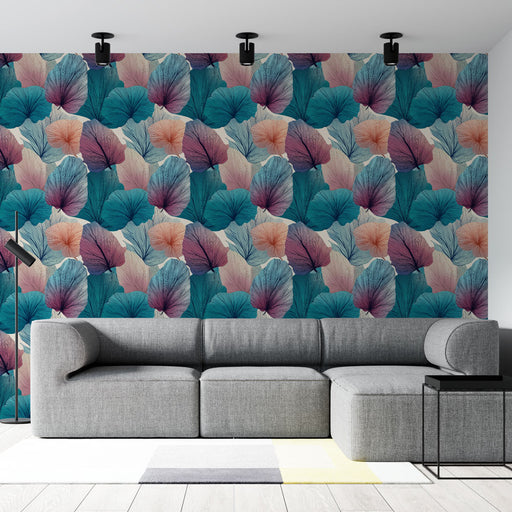 Un salon moderne avec un papier peint aux motifs de feuilles tropicales dans des teintes turquoise et rose, créant une ambiance fraîche et vivante.